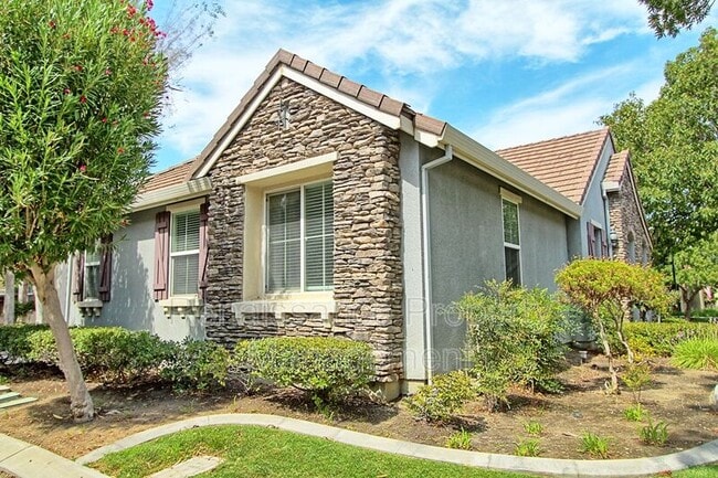 Building Photo - 363 W Viento St