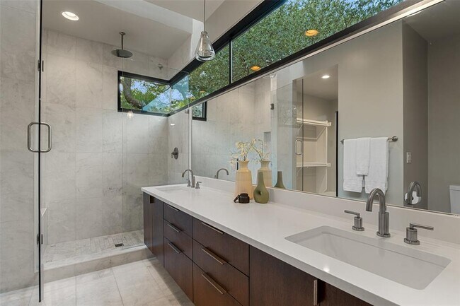 Building Photo - 1327 Bonham Terrace