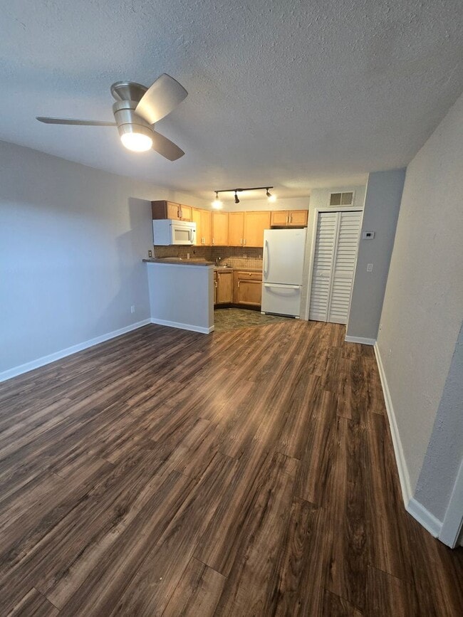 Building Photo - 1BR / 1BA Condo For Rent  - Move in specia...