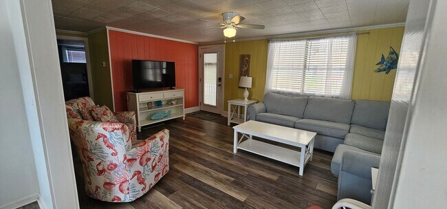 Building Photo - Snowbird Rental or Short-Term Getaway – Just Steps from the Beach!