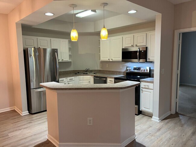 Building Photo - Lovely Condo with Updated Bathrooms and Private View - Summer House