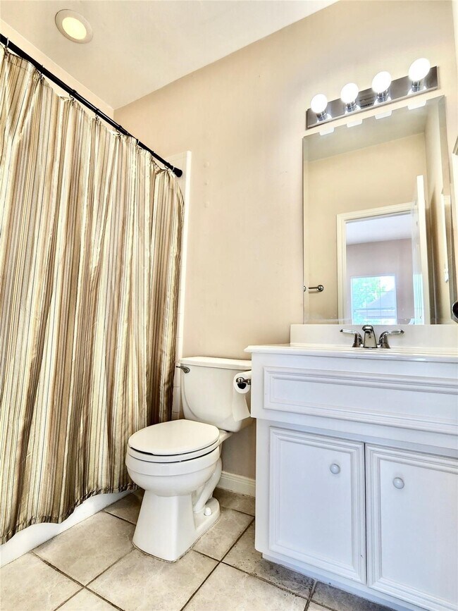 Building Photo - 32 Waugh Dr