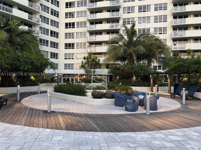 Building Photo - 1500 Bay Dr E