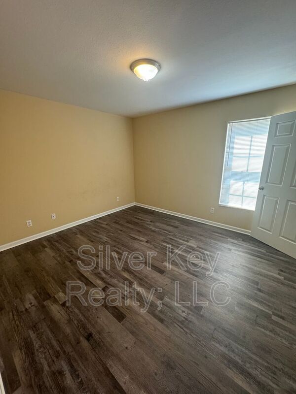 Building Photo - 220 Willow Creek Drive