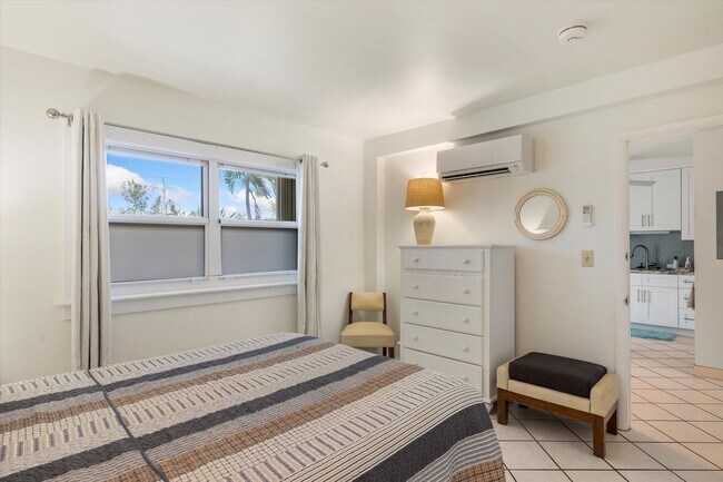 Building Photo - 3 Bedroom 2 Bathroom Furnished Condo