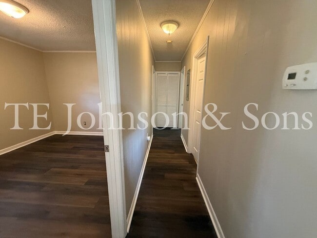 Building Photo - Cozy 3 Bedroom Home with Modern Touches in...