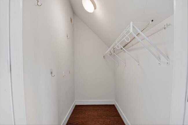 Building Photo - 1107 S Walter Reed Dr