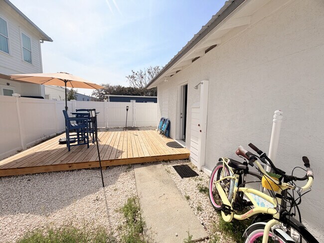 Building Photo - 216 La Paloma Pl