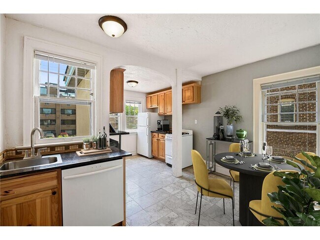 Building Photo - 1913 Emerson Ave S