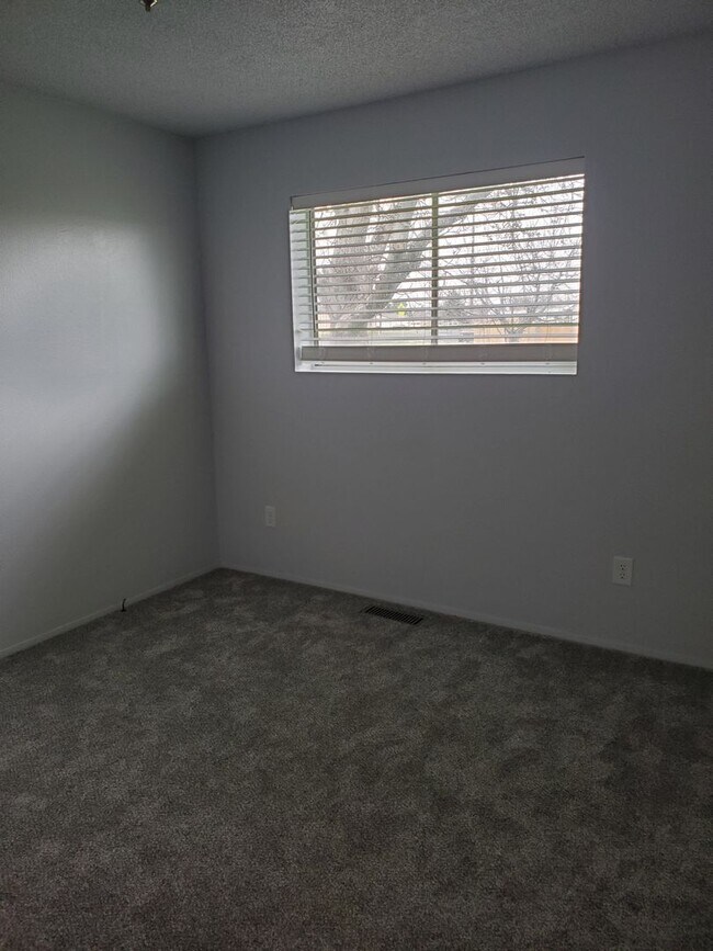 Building Photo - 1/2 OFF OCTOBER RENT - House with Garage &...