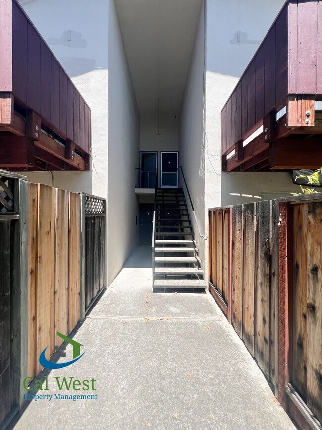 Building Photo - $2895 -  Downstairs 2 Bed 1.5 Bath-Updated Kitchen near Westgate Center