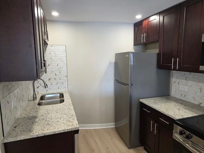 Building Photo - 3900 W 95th St