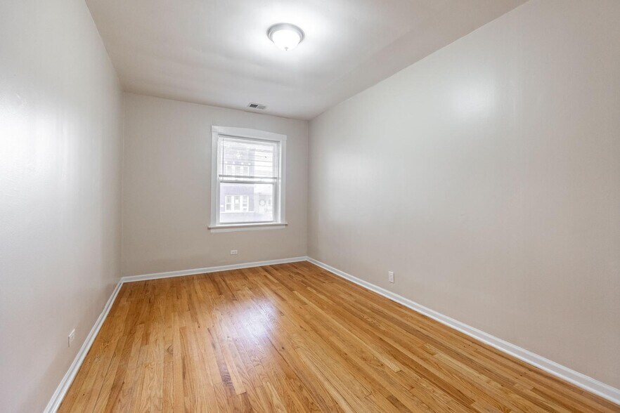 Building Photo - 3751 W Sunnyside Ave