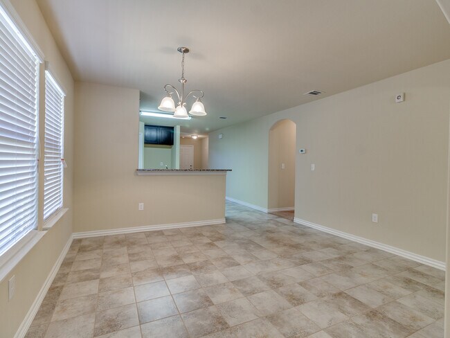 Building Photo - 4 Bedrooms/2 Baths in Falling Springs Addition - Deer Creek Schools - Community Pool
