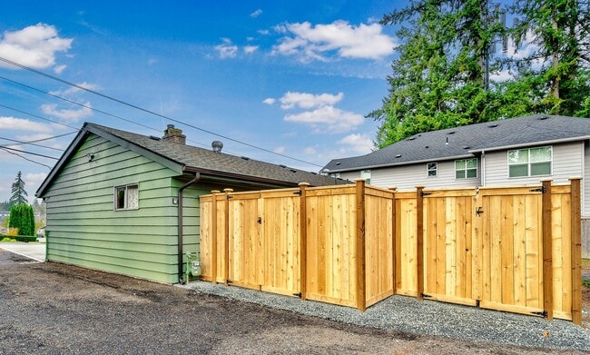 Building Photo - East Lynnwood Three Bed, 1 1/2 Bath Rambler