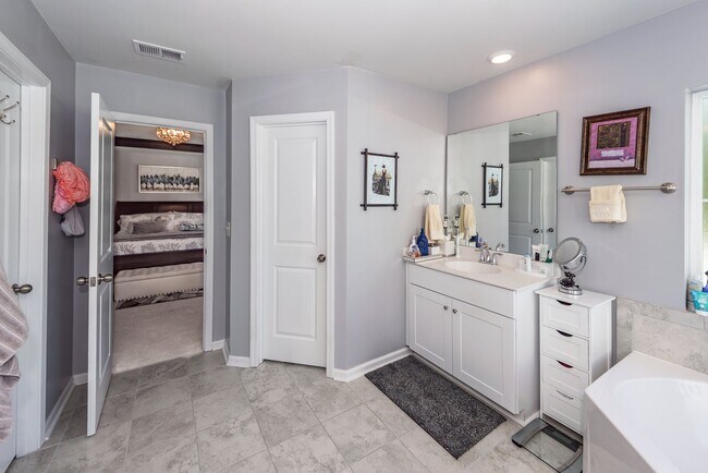 Building Photo - 4 Bedroom, 3.5 Bathroom Home in Summers Co...
