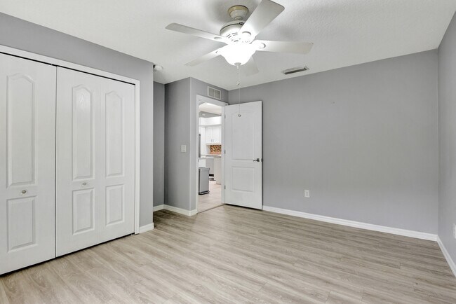 Building Photo - 11 Manderley Ln