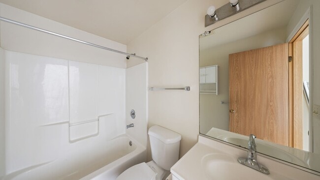 Building Photo - 3 Bed 2 Bath - Downtown - Assigned Parking