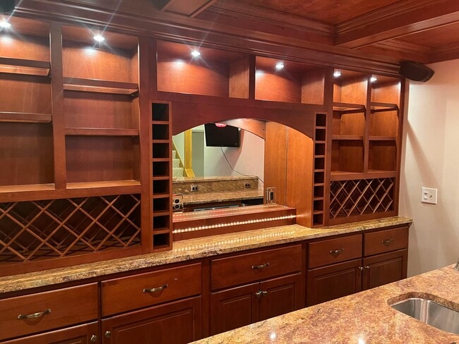 Building Photo - 1156 Lake Point Dr