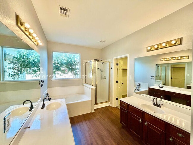 Building Photo - 5 Bed/3.5 Bath Home with Fenced Yard & Garage / Pet-Friendly / Vouchers Accepted