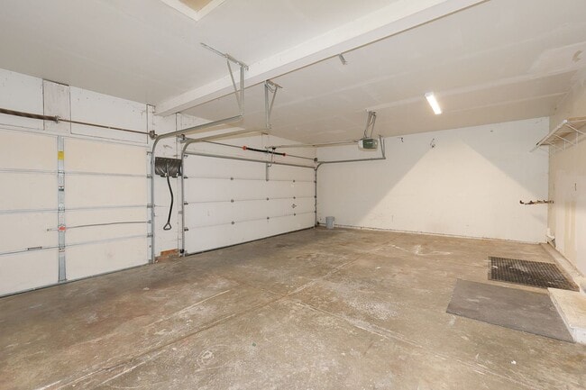 Building Photo - Spacious 4-Bed Waterfront Home in Westmere...