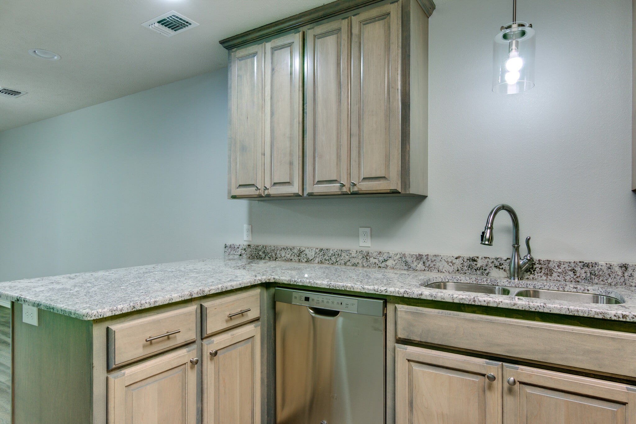 Kitchen - 911 Pecorella St E