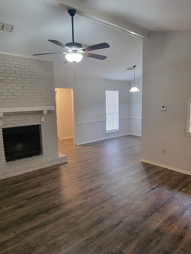 Building Photo - Adorable 2-Bedroom, 2-Bath Townhome Near A...