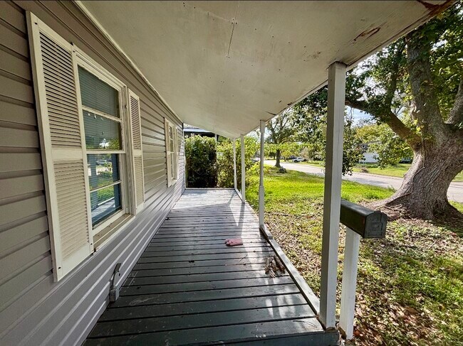 Building Photo - 612 Winding Way St