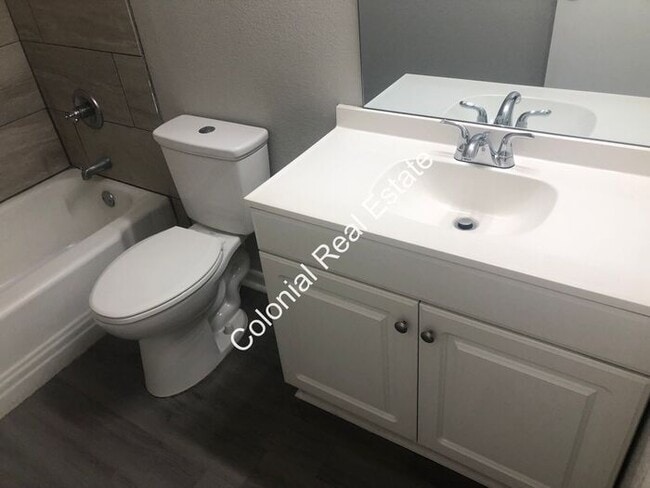 Building Photo - Updated and spacious 2 bedroom 1 bathroom apartment for rent!