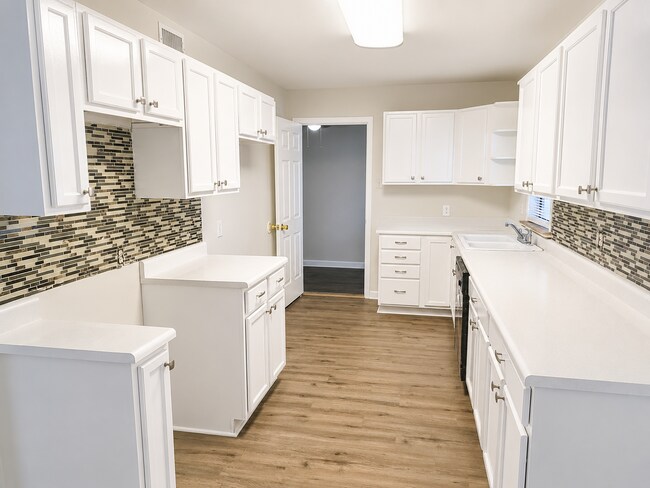 Building Photo - Charming, FULLY REMODELED 3 BED/1 BATH HOME AVAILABLE NOW!