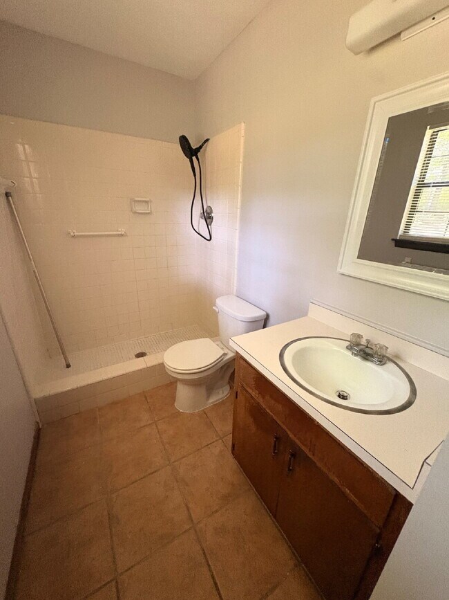 Building Photo - Charming 3-Bed, 2-Bath Home with 1623 sq. ft. of Comfort in the North Side of Tallahassee!