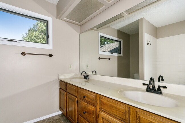 Building Photo - 2226 S Linden Ct