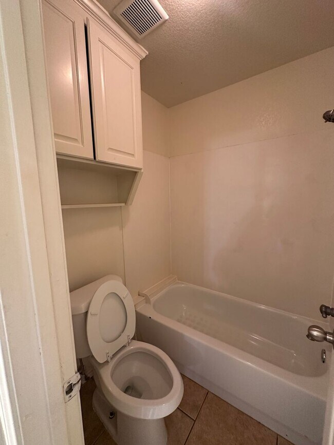 Building Photo - 5/5 House in Small Gated Community Near Ba...