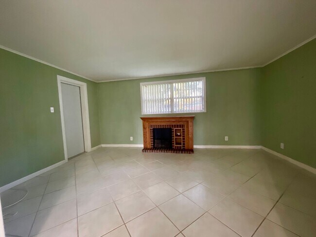 Building Photo - Country Living! 2 Bedroom Lithia