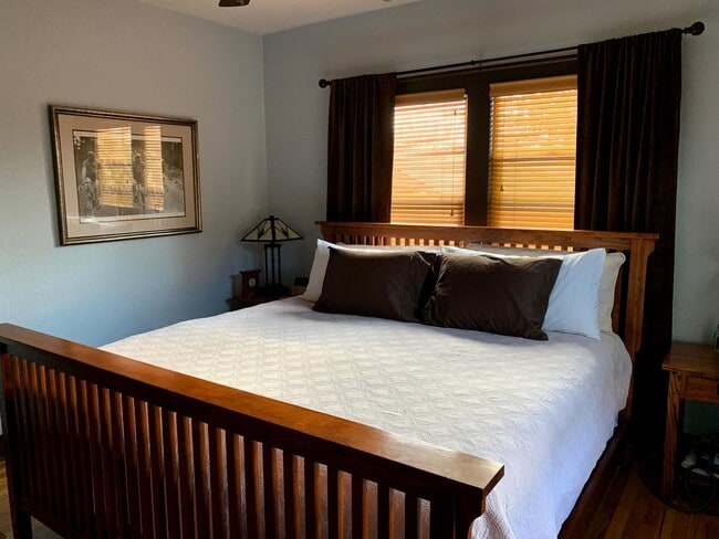 Building Photo - LOCATION LOCATION! This stunning remodeled bungalow has 4-beds and 2-baths w/ an office and is lo...