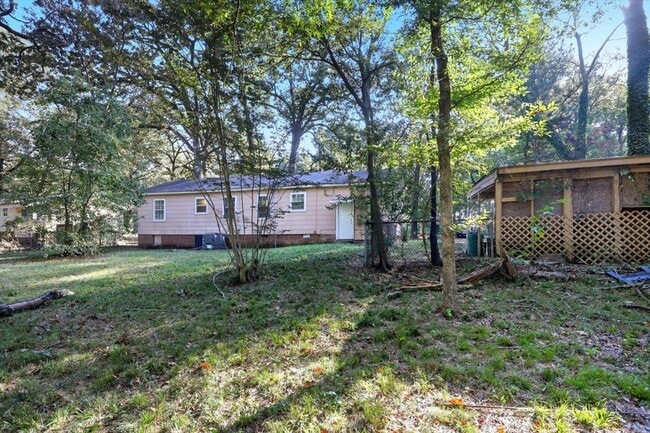 Building Photo - 211 W Lakeview Dr