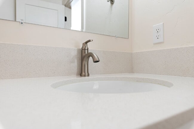 Building Photo - "Discover Comfort & Style: Spacious 3-Bed,...