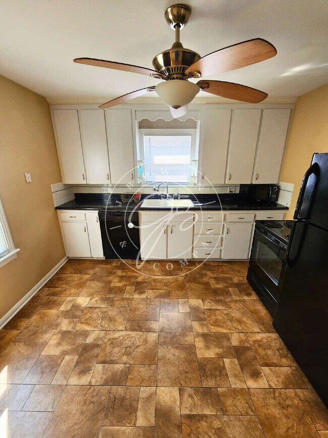 Building Photo - "Charming 2-Bedroom Haven on Luscombe Drive with Spacious 1105 sq ft Layout!"