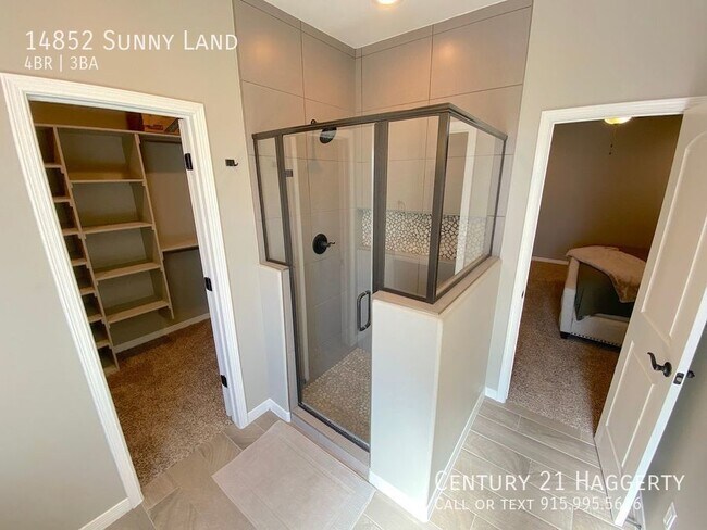 Building Photo - Gorgeous 4 Bedroom Refrig A/C Home