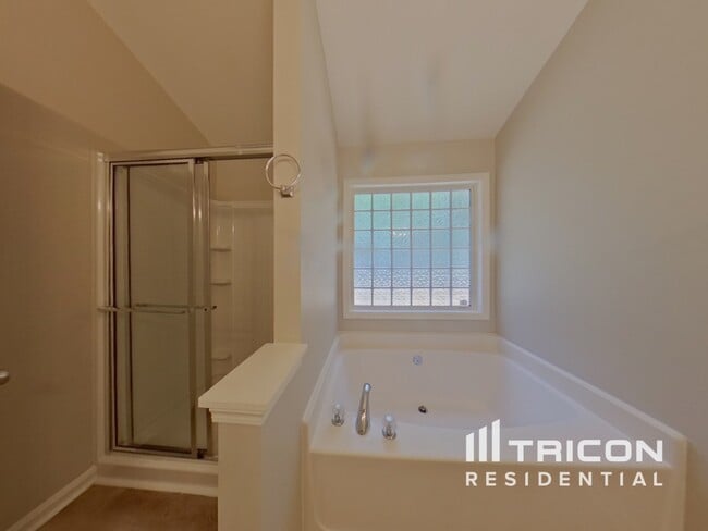 Building Photo - 437 Eglington Tr