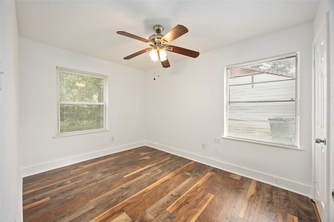 Building Photo - 6043 Lyndhurst Dr