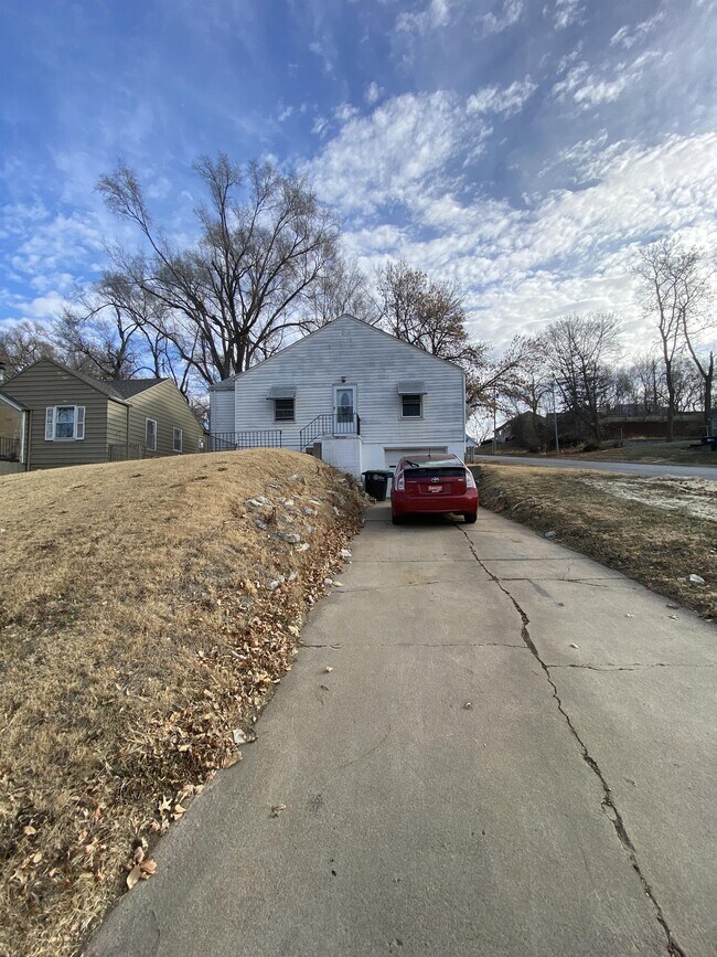 Building Photo - 6905 N 33rd St