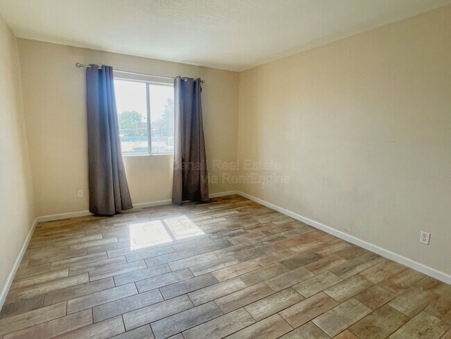 Building Photo - 740 W Elm St