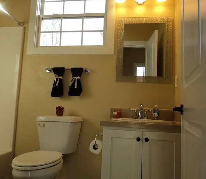 Master bath - 1938 Flood St