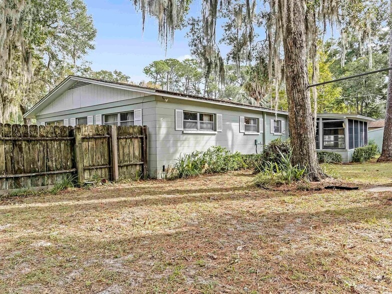 Building Photo - 703 NE 6th Pl