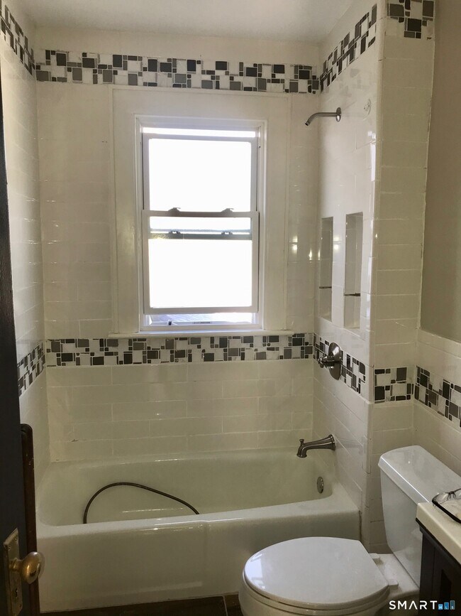 Building Photo - 52 Catherine St