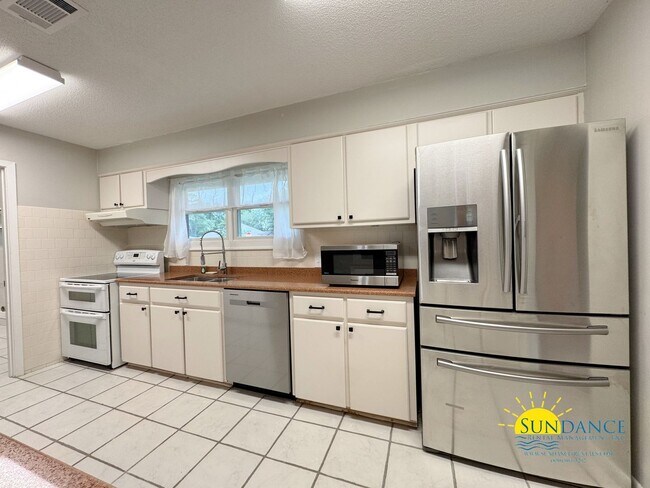 Building Photo - 1501 Royal Palm Dr