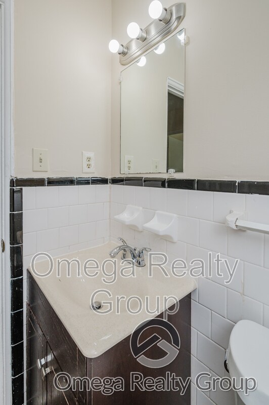 Building Photo - 600 S Broadway Ave