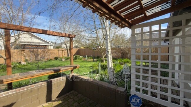 Building Photo - 501 NE Broadway St