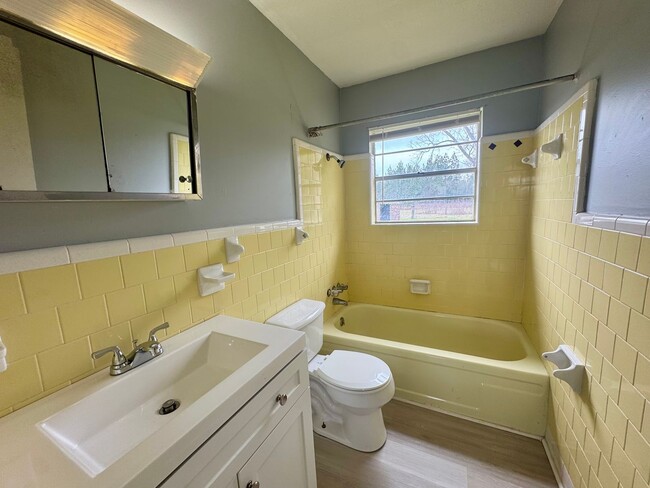 Building Photo - Pleasant 3/1 Brick Home in Rural Marianna